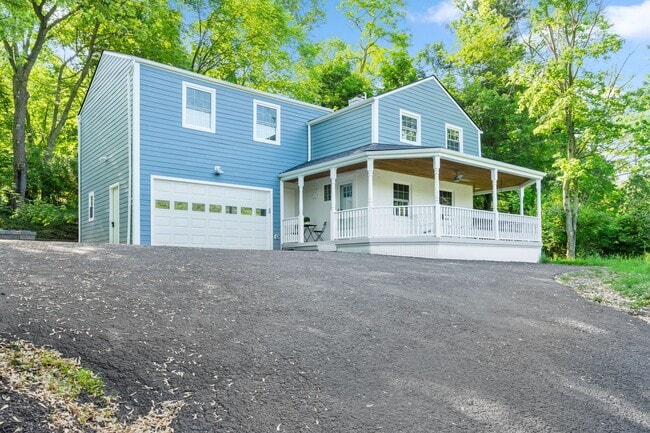 Building Photo - Beautifully Renovated 5 Bed/3 Bath Farmhou...