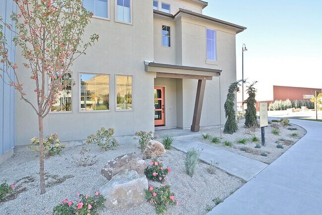 Building Photo - One of a Kind-3 Bedroom and 3 Bathroom Luxury Townhouse in Harris Ranch.