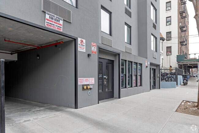 Pasarela - 1699 Topping Ave