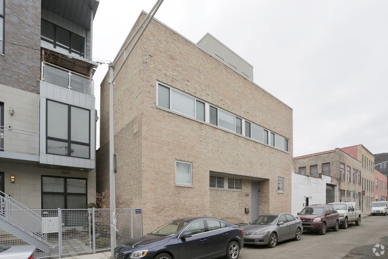 Primary Photo - 2436 W Bloomingdale Ave