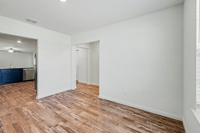 Foto del edificio - 3 Bed / 2 Bath in Luckey Ranch – Hardwood Floors + Fridge, W/D Included