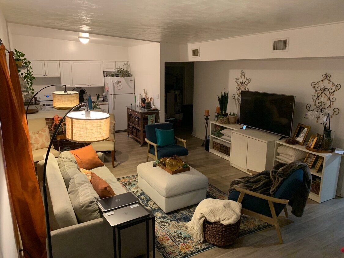Large living room with open floor plan - 9258 1st View St