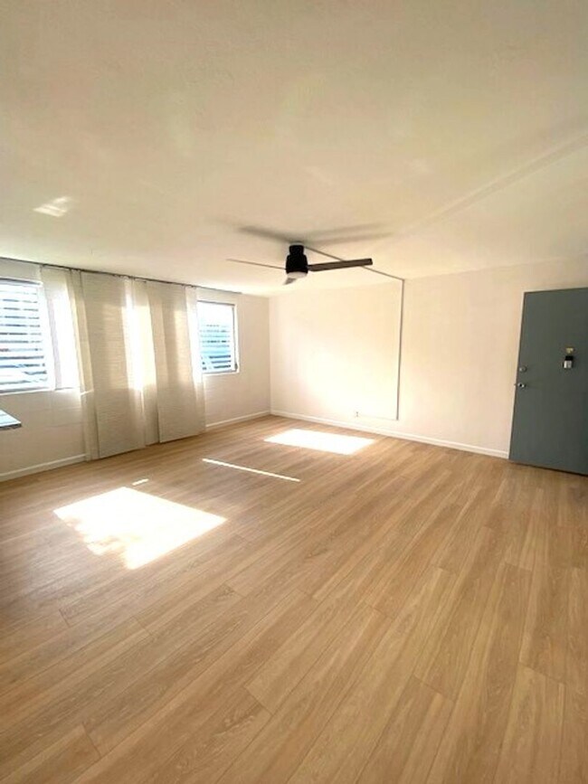 Building Photo - Recently Renovated 2 Bedroom Unit at Puale...