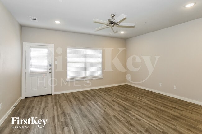 Building Photo - 619 Ava Trl