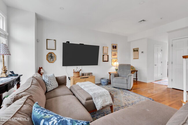 Building Photo - 160 Main St