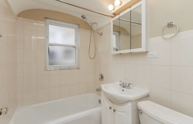 Foto del edificio - 6016 N Austin Ave