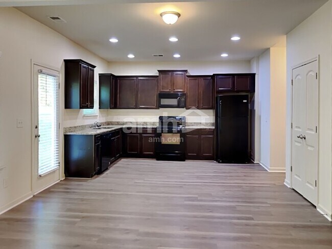 Foto del edificio - 908 Pine Ln