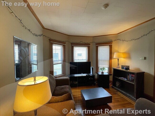 Building Photo - Somerville/Davis Square 2 Bedroom 1 Bath -...
