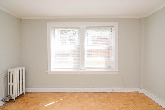 Building Photo - 714 W Belmont Ave