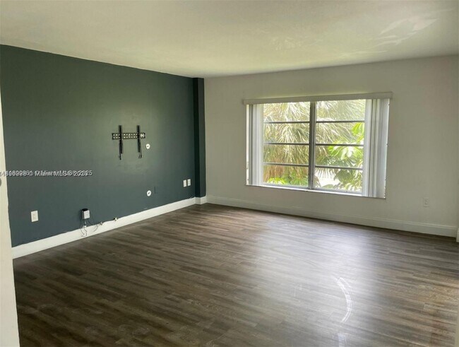 Building Photo - 4164 Inverrary Dr