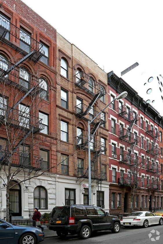Building Photo - 334 W 17th St