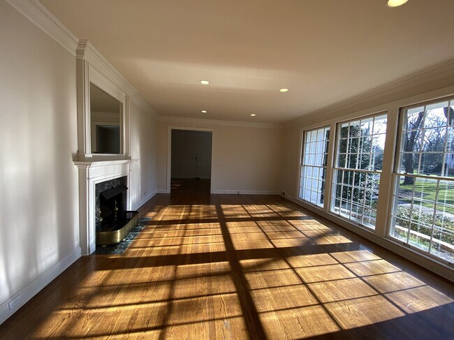 Building Photo - 1209 Canterbury Dr