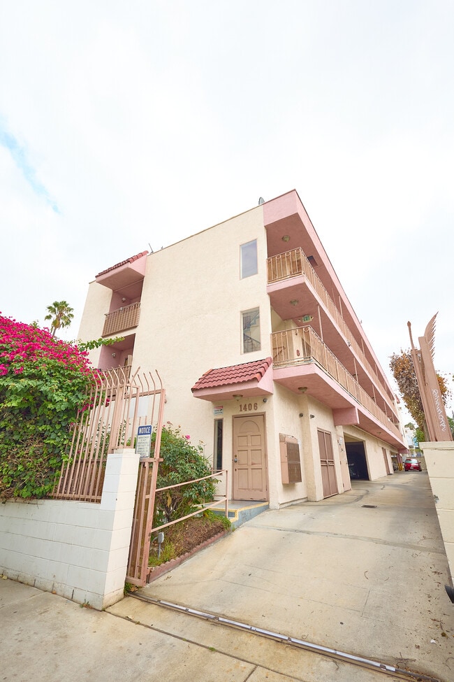 Building Photo - 1406 N Serrano Ave