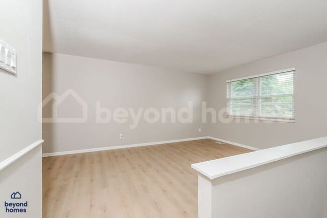 Building Photo - Stunning 4 Bedroom 2 Bathroom Home - Looki...