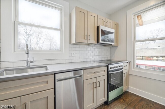 Foto del edificio - 180 Maplewood Ave