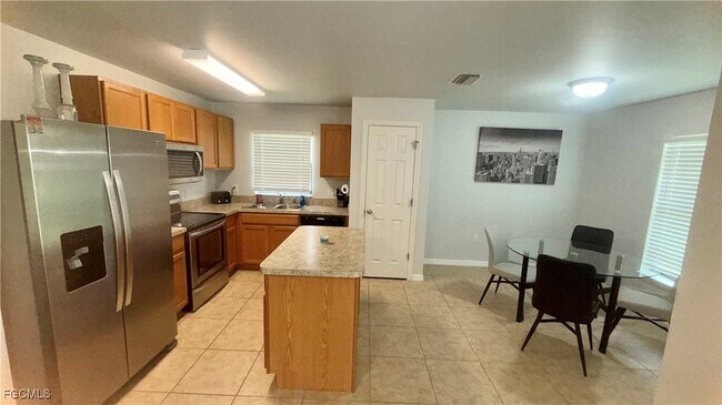 Building Photo - 313 Shadow Lakes Dr