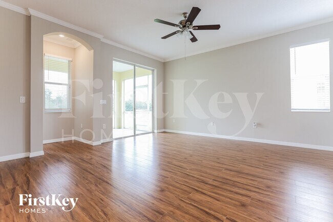 Building Photo - 5624 Lexington Dr