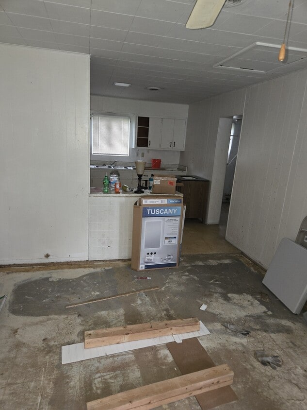 Building Photo - 305 W 7th St