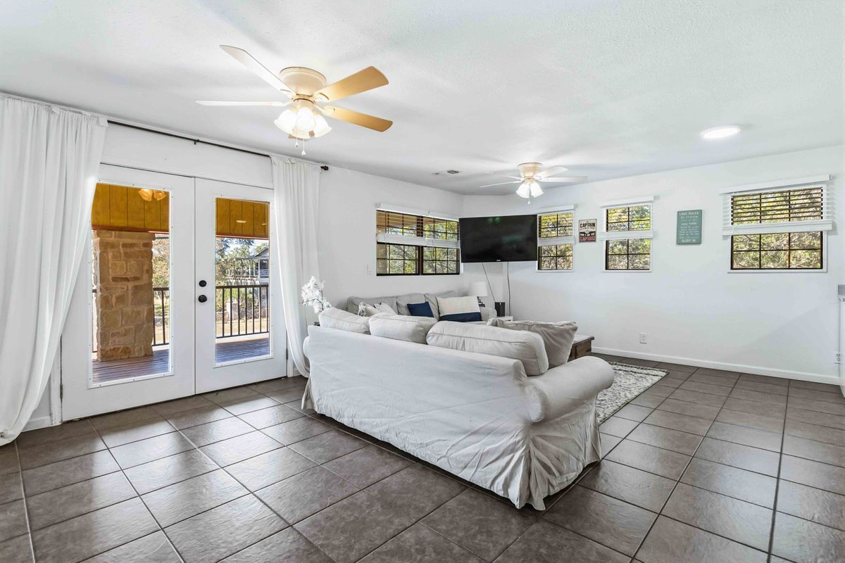 Foto del edificio - 2481 Lakeshore Dr