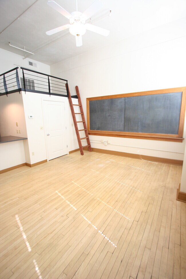 Foto del edificio - 100 Broadway Blvd NE