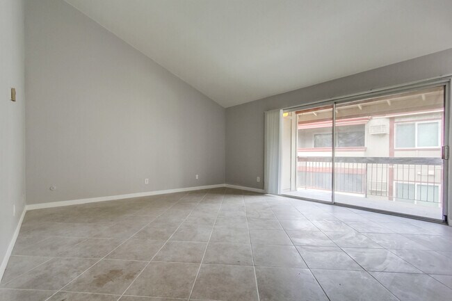 Foto del edificio - Spacious 3 Bedroom Condo Available for Move In May 1st