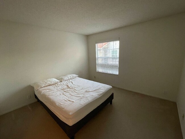 Foto del edificio - 10740 Aderman Ave