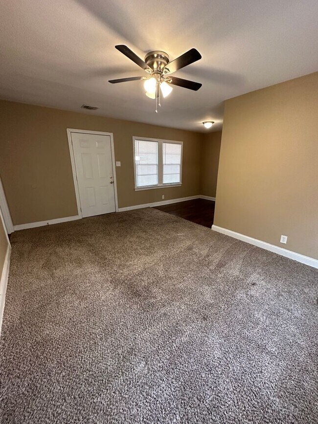 Building Photo - Cute 2/1 Updated Bossier