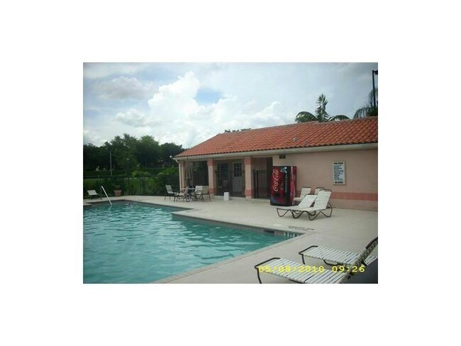Foto del edificio - 3390 Pinewalk Dr N