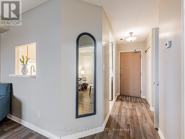 Entrance hallway - 711 Rossland Rd E