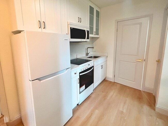 Foto del edificio - Beautifully renovated studio with extra large spa bathroom and yard