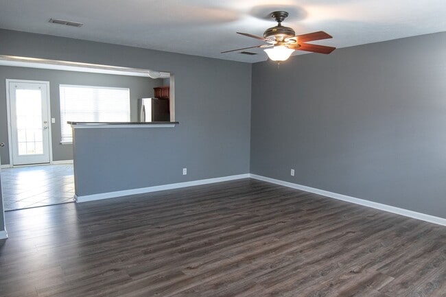 Building Photo - INDIAN PARK END UNIT TOWNHOME!