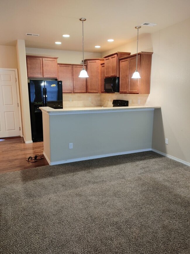 Building Photo - Stylish & Spacious 2BD Townhome in Stetson...