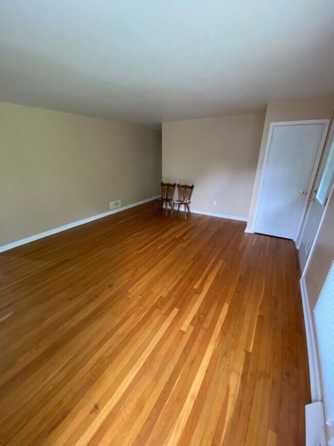 Building Photo - 3 Bedroom/1 Bath with Unfinished Basement ...