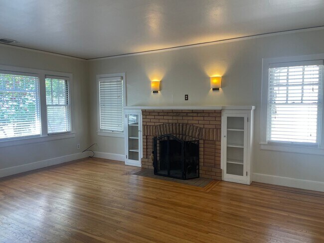 Foto del edificio - 2 Bedroom 1 Bathroom Home in West Tahoe Park