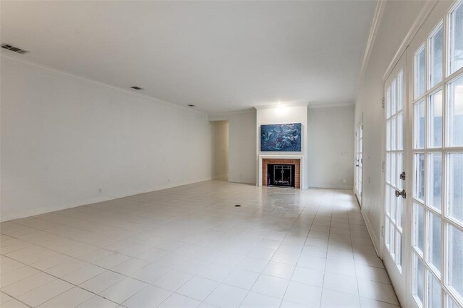 Building Photo - 3530 N Versailles Ave