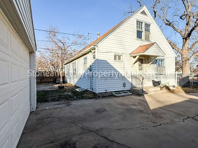 Foto del edificio - Large 2 story home in Oakland with large garage