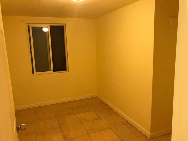 Building Photo - 546 S Mesa Dr
