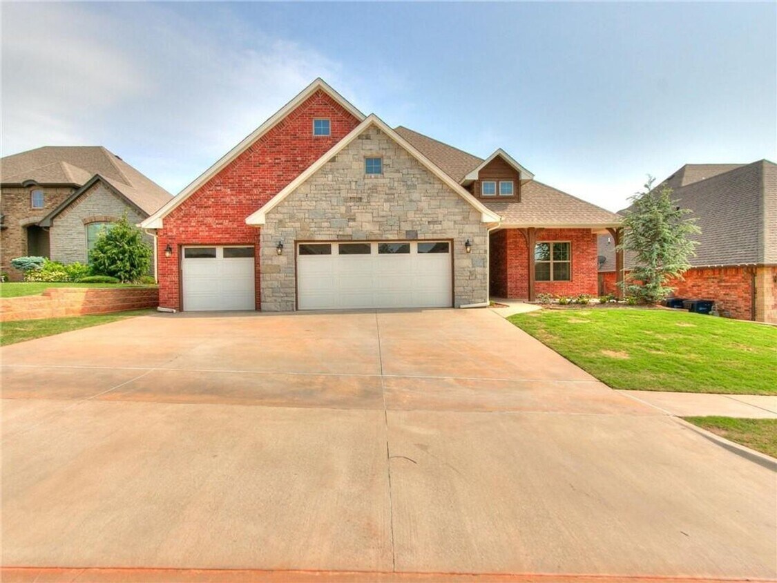 Primary Photo - Stunning Home in West Edmond + 5 bedrooms ...
