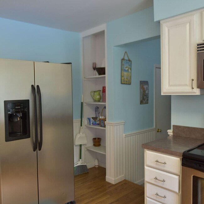 Kitchen - 10 Robertson Ln
