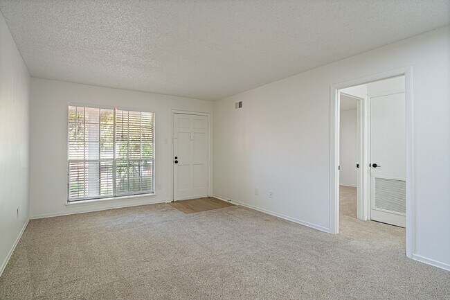 Foto del edificio - ReNew Bartlett Village