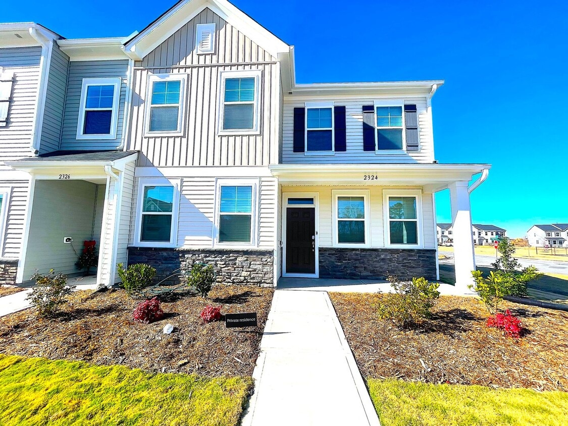 Foto principal - New End Unit Townhome in Raleigh!