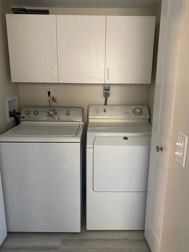 Foto del edificio - 10 Pine Grove Rd