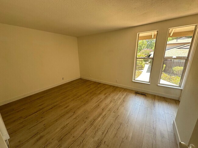 Foto del edificio - 2 Bed 1.5 Bath #B Unit In Roundtree