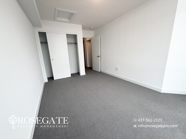 Photo du bâtiment - Modern 3-Floor Freehold Townhome with Private Balcony – Brampton
