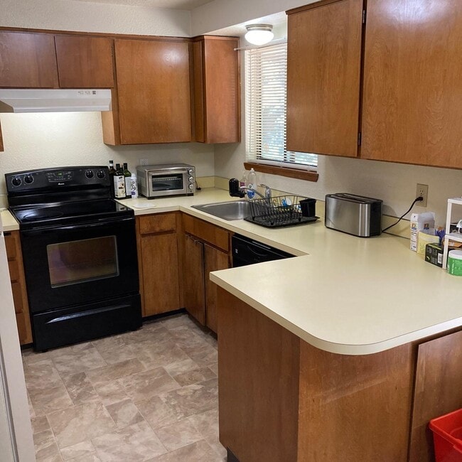 2126 SW Wright Ct, Troutdale, OR 97060 Townhome Rentals in Troutdale