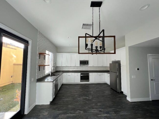 Building Photo - 808 E Santa Ana Blvd