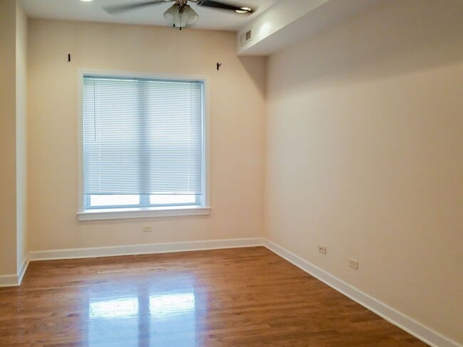 Building Photo - 849 W Cornelia Ave