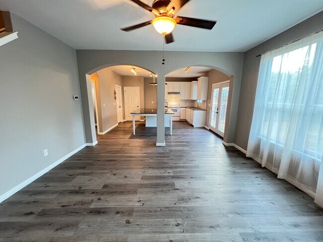 Building Photo - BEAUTIFUL 4 BEDROOM 2.5 BATH NEAR RANDOLPH...