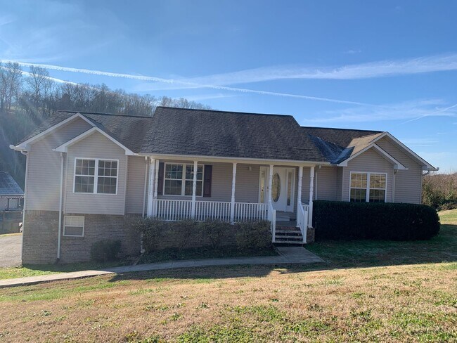 Building Photo - 3 Bedroom 2 Bath Home w/Garage in Boyds Creek