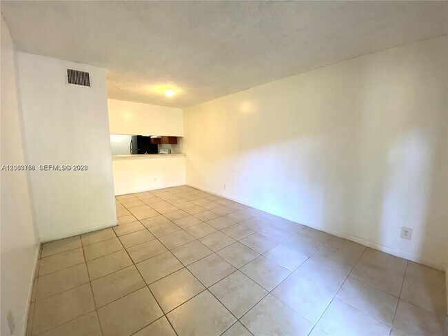 Foto del edificio - 4033 Lakeside Dr